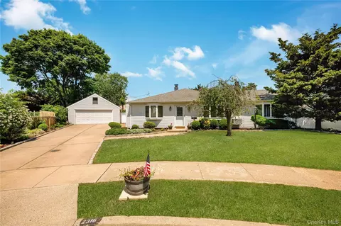 2316 Poe Ct, Seaford, NY 11783