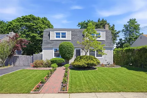 25 Parkdale Dr, North Babylon, NY 11703