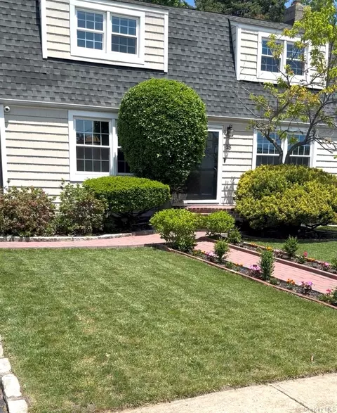 25 Parkdale Dr, North Babylon, NY 11703