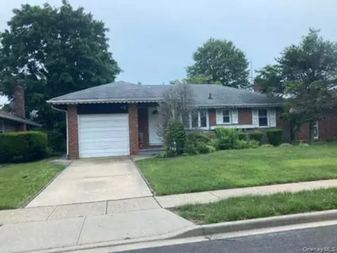 726 Dean Dr, Baldwin, NY 11510