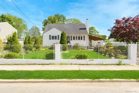 22 Montgomery St, Brentwood, NY 11717
