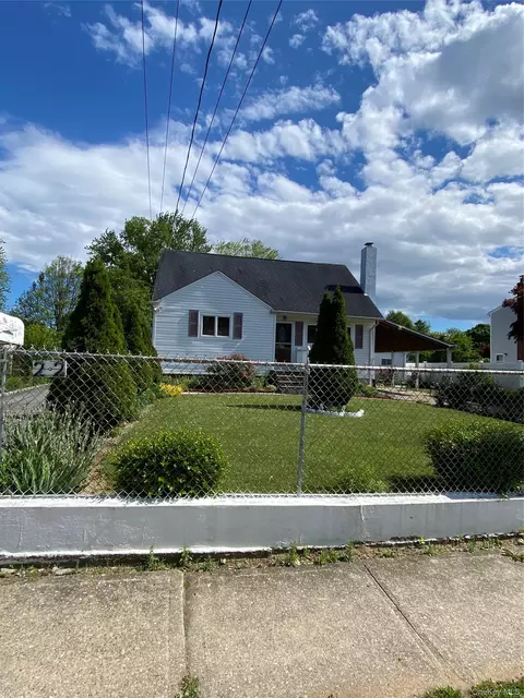 22 Montgomery St, Brentwood, NY 11717