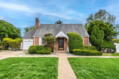 674 Henry St, Uniondale, NY 11553