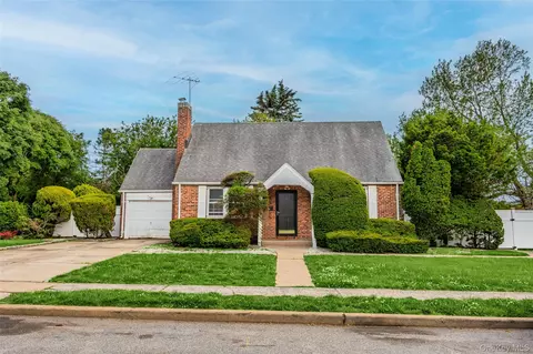 674 Henry St, Uniondale, NY 11553