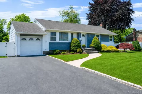 10 Kipling Dr, Greenlawn, NY 11740