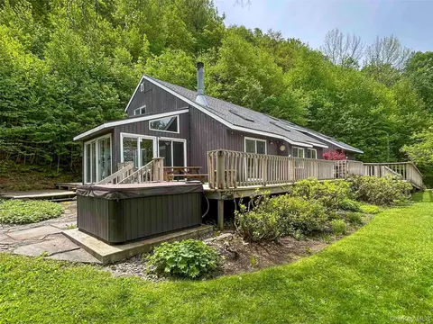 620 Mohican Trl, Middletown, NY 12441