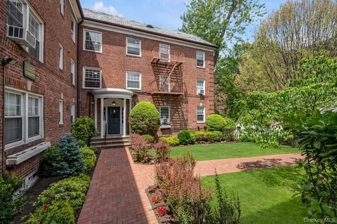 19 Schenck Ave #1G, North Hempstead, NY 11021