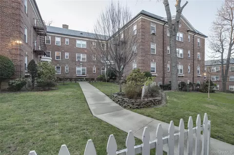 19 Schenck Ave #1G, North Hempstead, NY 11021