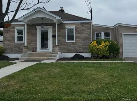 47 Walnut Ave E, Farmingdale, NY 11735