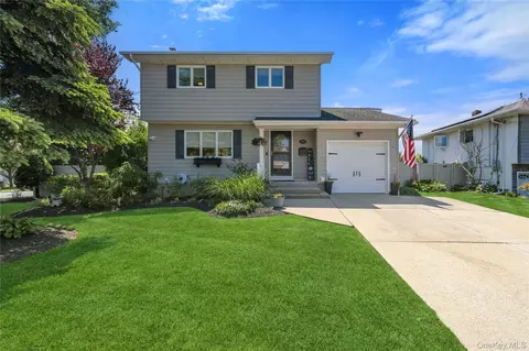 2448 Wallen Ln, North Bellmore, NY 11710