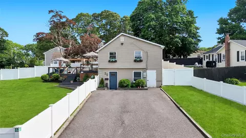 20 Adirondack Dr, Selden, NY 11784