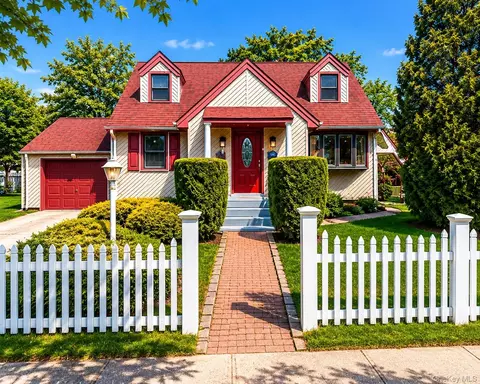 110 Penataquit Ave, Bay Shore, NY 11706