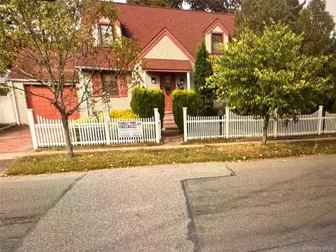 110 Penataquit Ave, Bay Shore, NY 11706