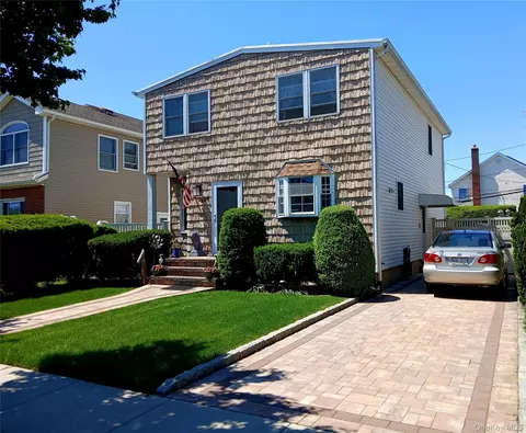 206 Arlington St, North Hempstead, NY 11501