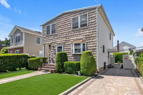 206 Arlington St, North Hempstead, NY 11501