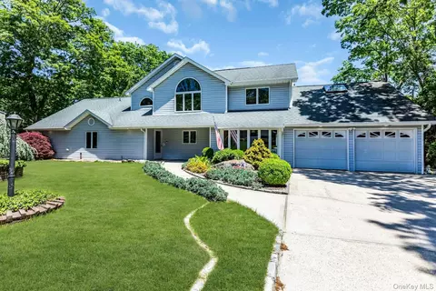 23 Campus Ln, Lake Ronkonkoma, NY 11779