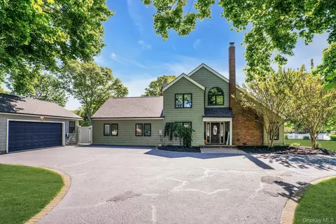 3 Moor Ln, Patchogue, NY 11772