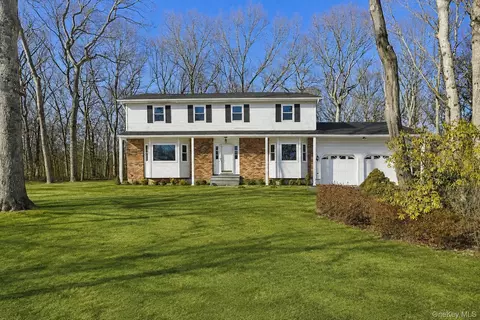 17 Montclair St, Port Jefferson Station, NY 11776