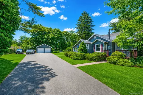 612 Blue Point Rd, Holtsville, NY 11742