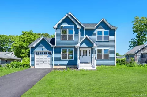 77 Carlton Ave, Mastic, NY 11950