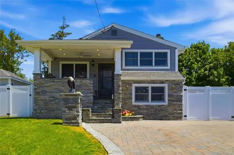 732 S 5th St, Lindenhurst, NY 11757