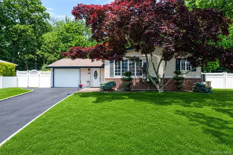 43 Dale Ln, Smithtown, NY 11787