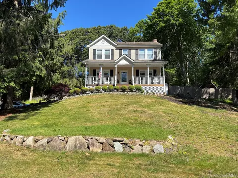 130 Hallock Landing Rd, Rocky Point, NY 11778