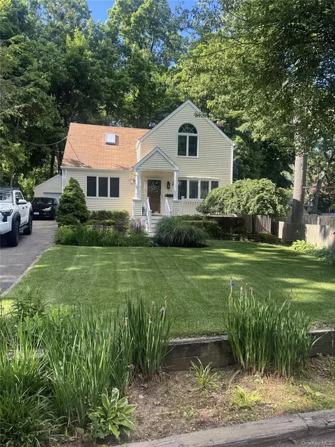71 E 17th St, Huntington Station, NY 11746