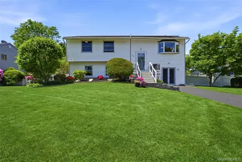 30 Mercury Ave, Brookhaven, NY 11772