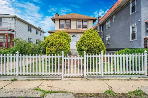 2706 Deerfield Rd, Far Rockaway, NY 11691