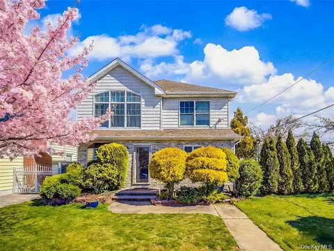 253 Devonshire Dr, North Hempstead, NY 11040