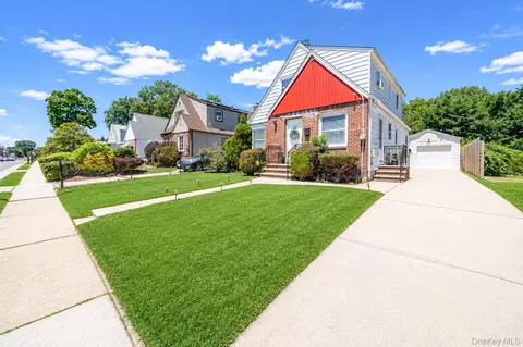 115 Wellington St, Hempstead, NY 11550