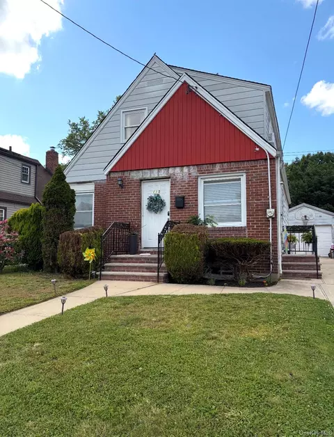 115 Wellington St, Hempstead, NY 11550