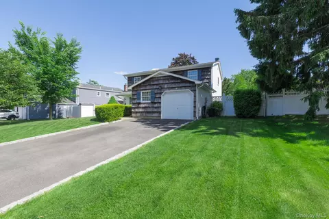 29 Beaumont Ln, Lake Grove, NY 11755