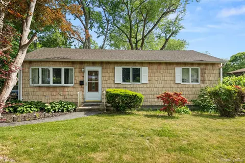 70 E Lakeland St, Bay Shore, NY 11706