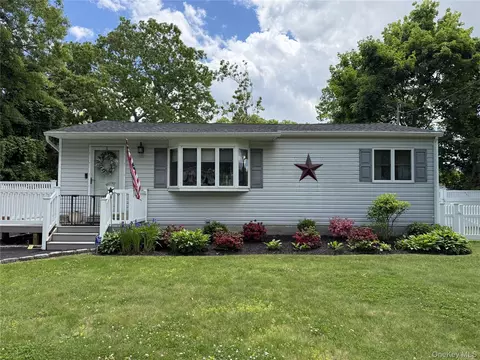 4 Pinetop Dr, Shirley, NY 11967