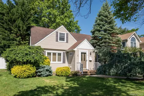 7 Briarcliff Dr, Merrick, NY 11566