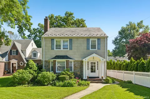 131 Floral Pkwy, Floral Park, NY 11001