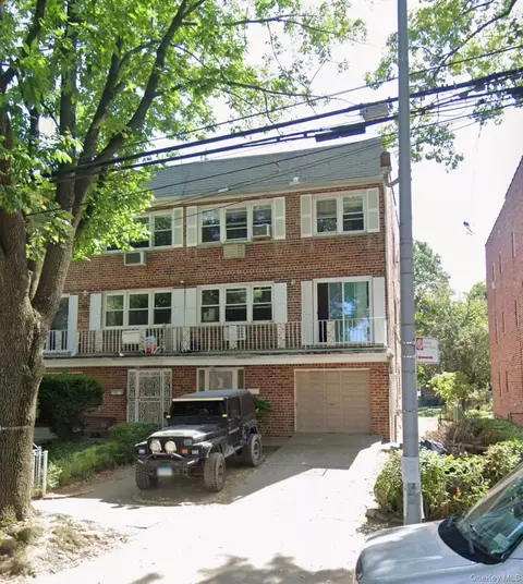 15022 Roosevelt Ave, Flushing, NY 11354