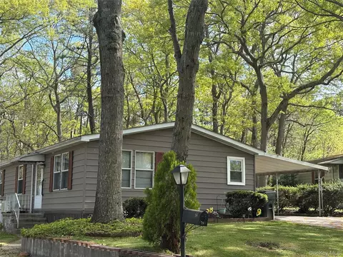 52578 Riverleigh Ave, Riverhead, NY 11901