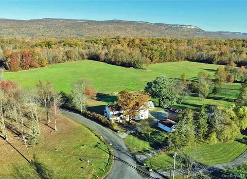 4 Low Rd, Shawangunk, NY 12589