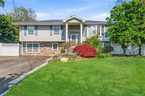 105 Sequams Ln E, West Islip, NY 11795