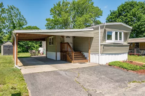 66 Minuteman Dr, Bohemia, NY 11716