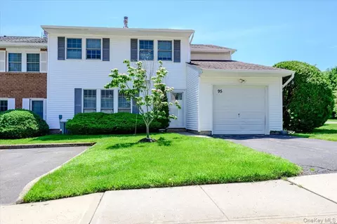 95 Aspen Dr E, Woodbury, NY 11797