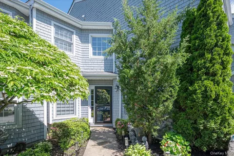 55 Lakebridge Dr S, Kings Park, NY 11754