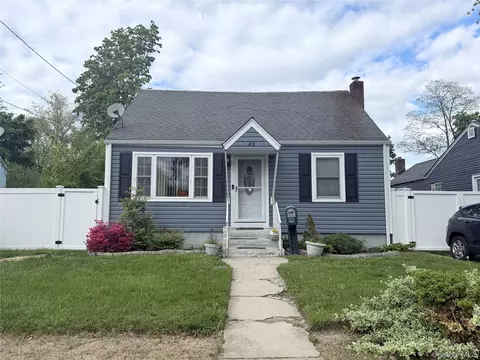 43 Bethpage Rd, Copiague, NY 11726