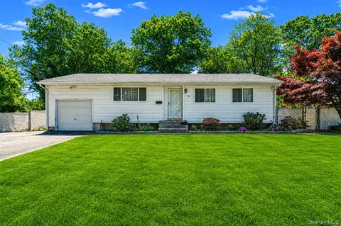 332 Delaware Ave, Bay Shore, NY 11706