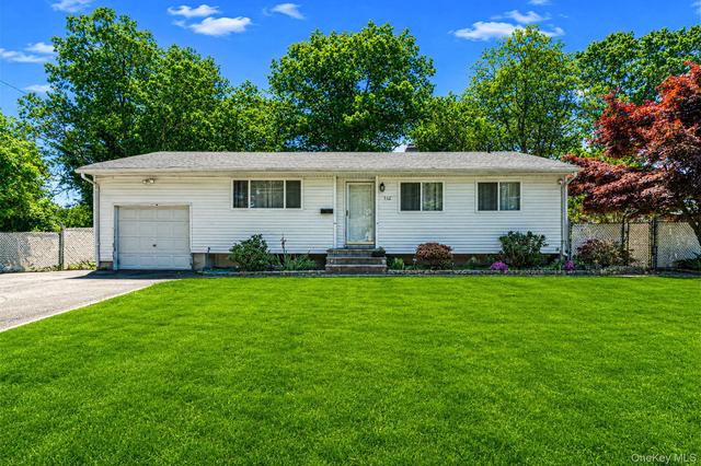 332 Delaware Ave, Bay Shore, NY 11706