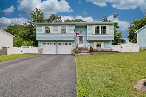 105 Bodle Cir, Maybrook, NY 12543