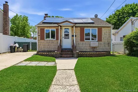 124 N Linden St, Massapequa, NY 11758